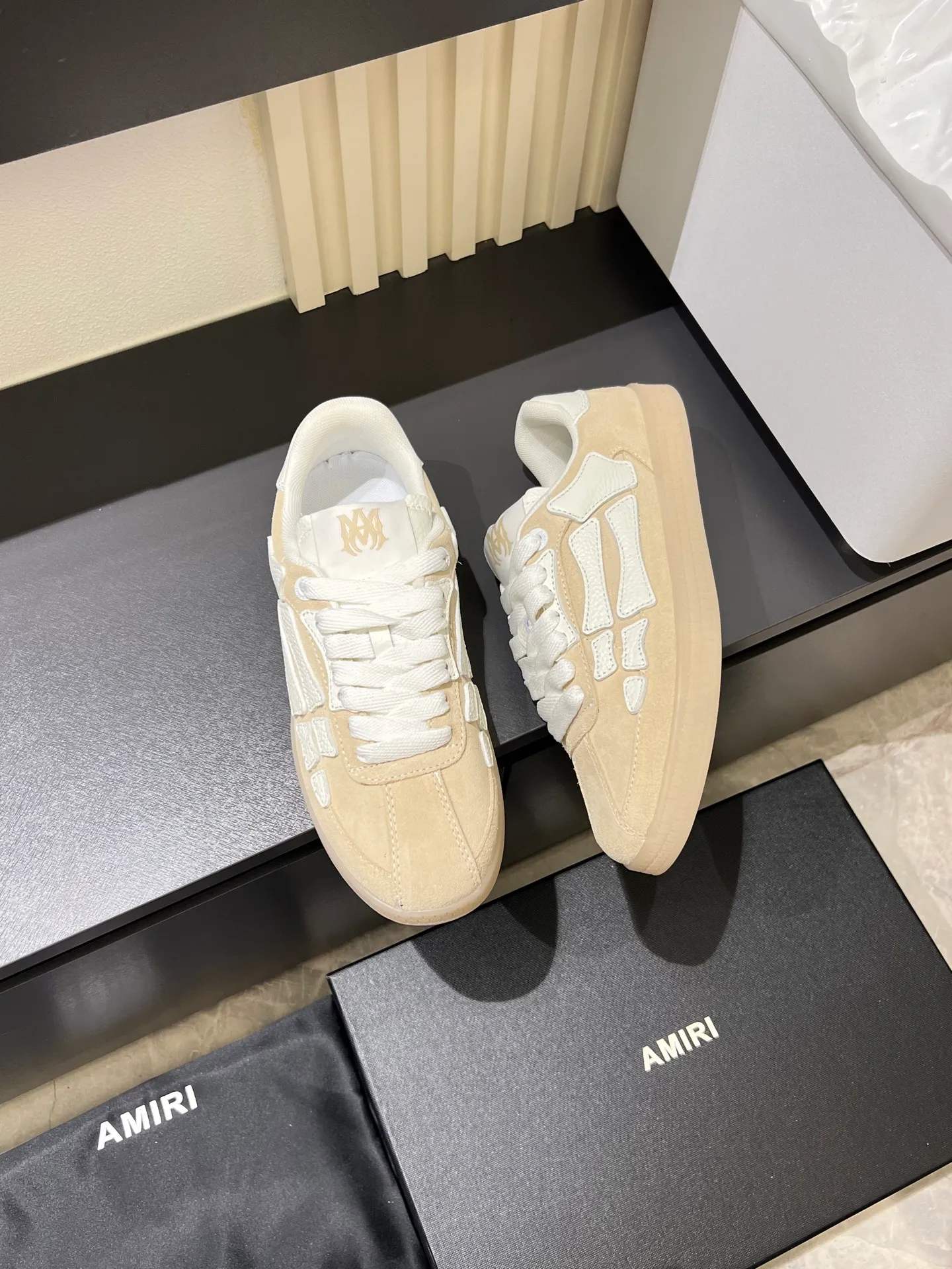 Men's shoes 💰p560 "AMIR*" new men's low-top casual sports sneakers bone shoes, another pair of irresistible bone shoes. Bone shoes are one of AMIRI's most popular items. Made of first-layer cowhide upper. The side bones are made of two cowhide laminations. It has a three-dimensional effect. The leather incisions are all oil-edged. Contrast color design. Simple style. Fashionable sports. Customized metal LOGO nameplate embellished with laces. Exclusive top-quality version. Supports contrast. Breathable mesh lining. The original rubber outsole is a must-have item for daily leisure. It is suitable for various occasions. If you pursue high quality, check it out. It is super cool on the feet and comes with a full set of original packaging! Size: 39-45!